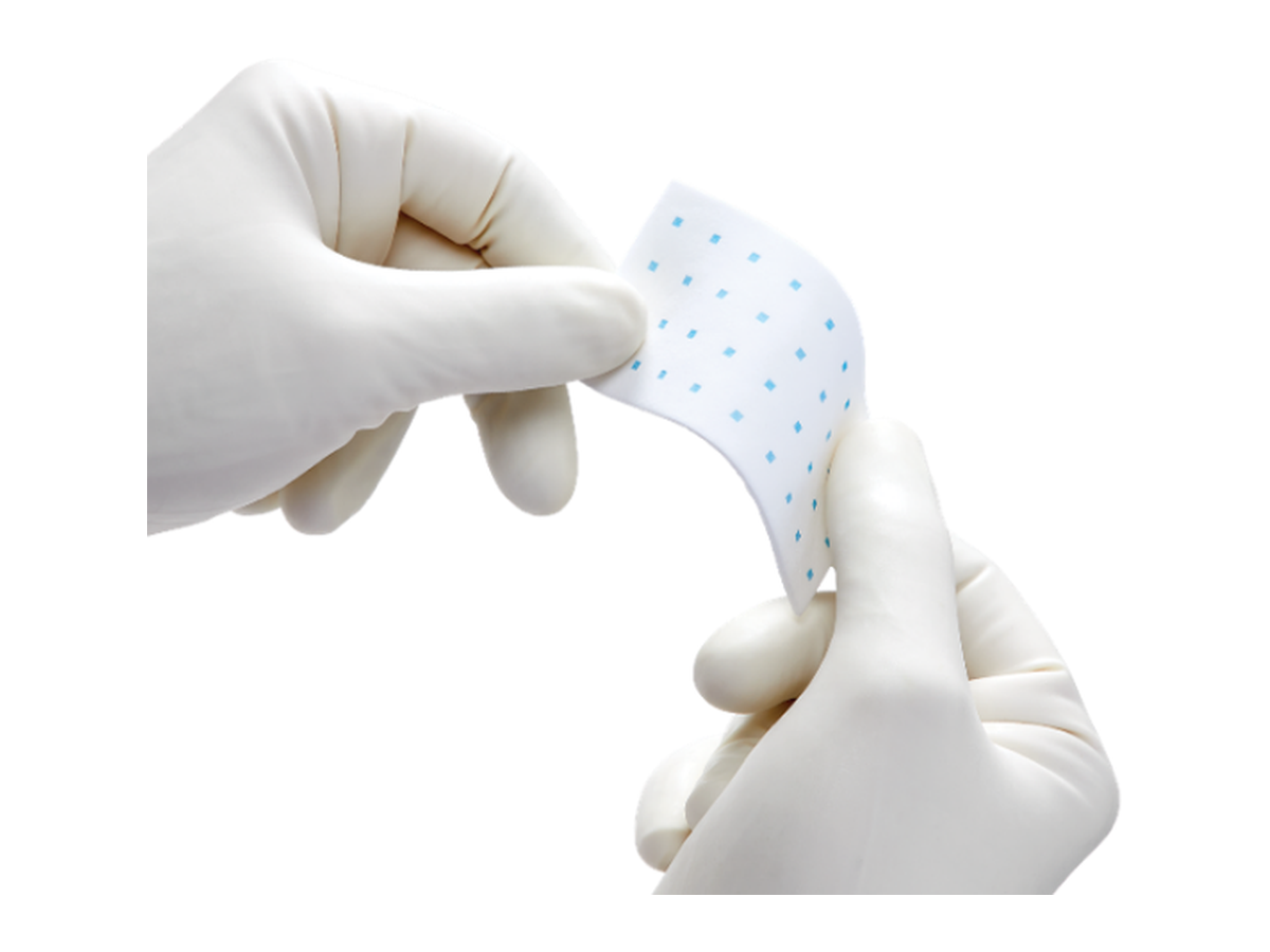 Гемостатическая губка Hemopatch в руках хирурга